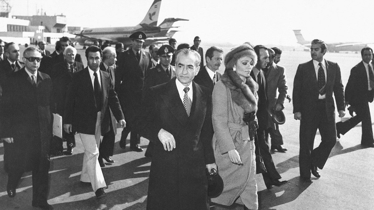<p>En esta foto de archivo del 16 de enero de 1979, el sha Mohammad Reza Pahlavi y la emperatriz Farah caminan por la pista del aeropuerto de Mehrabad en Teherán, Irán, para abordar un avión que los lleve a abandonar el país - PHOTO/AP/ARCHIVO </p>