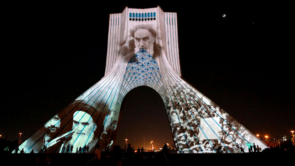 <p>La torre Azadi (Libertad) de Irán se ilumina con imágenes del difunto líder supremo, el ayatolá Ruhollah Jomeini, para conmemorar el 33 aniversario de su muerte, en la capital, Teherán, el 3 de junio de 2022 - PHOTO/AFP </p>