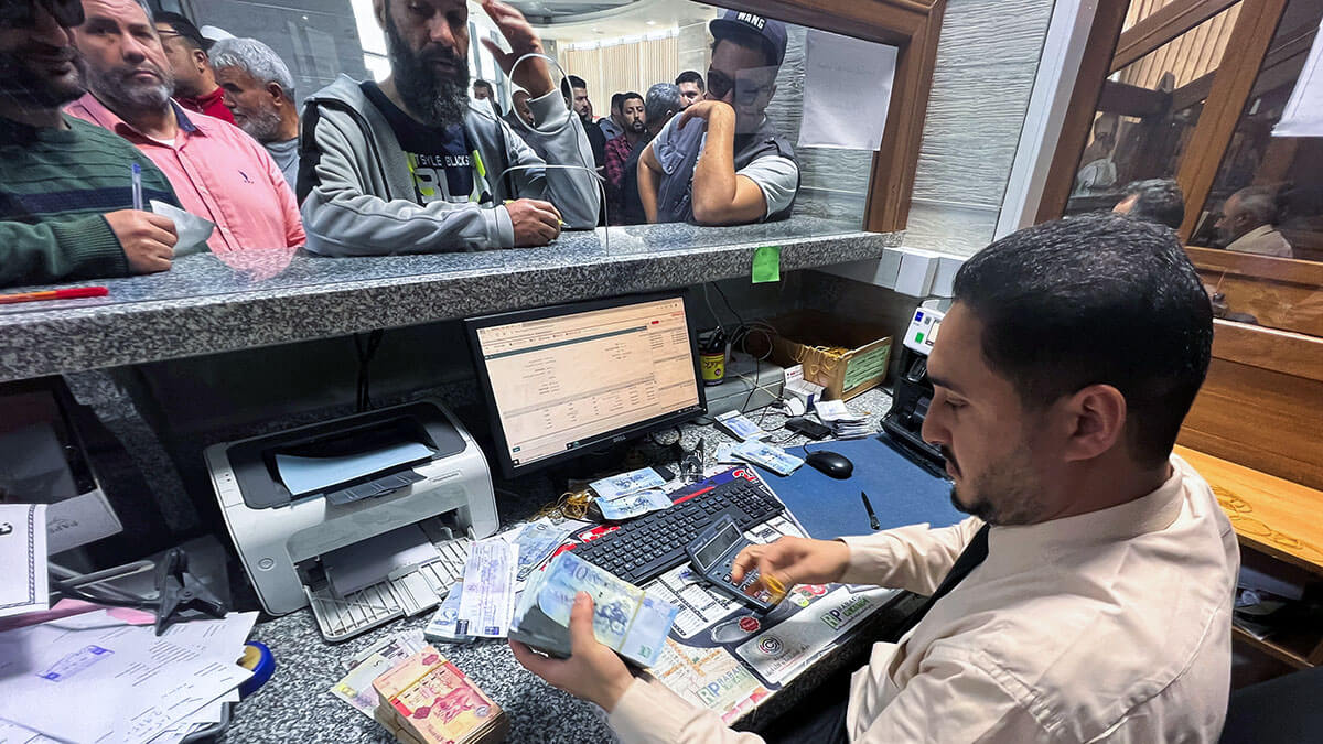 <p>Un empleado bancario prepara dinero para entregarlo en un banco en Misrata, Libia, el 9 de abril de 2024 - REUTERS/ AYMAN AL-SAHILLI</p>