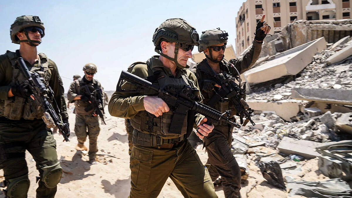 <p>El subjefe del Estado Mayor, el general Amir Baram (centro), durante el día anterior participando en operaciones con la 98.ª División en la Franja de Gaza - AFP/ EJÉRCITO ISRAELÍ</p>
