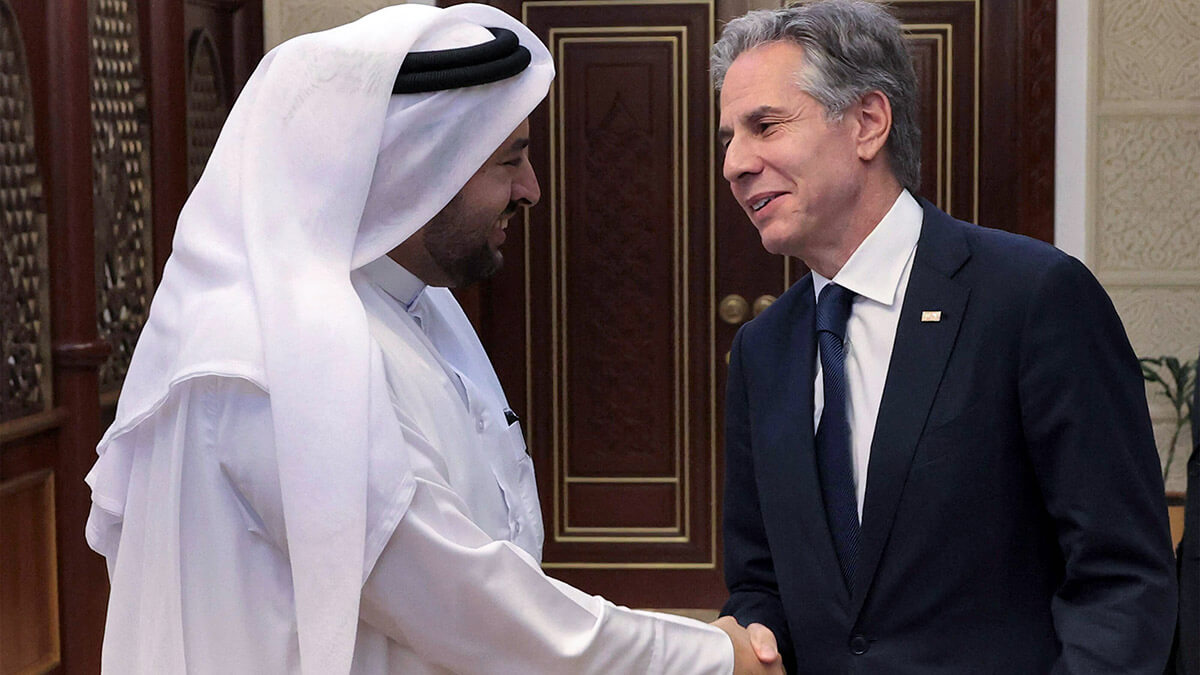 <p>Antony Blinken, es recibido por el ministro de Estado de Qatar, Mohammed bin Abdulaziz al-Khulaifi, en Doha el 20 de agosto de 2024 - AFP/ KEVIN MOHATT</p>
