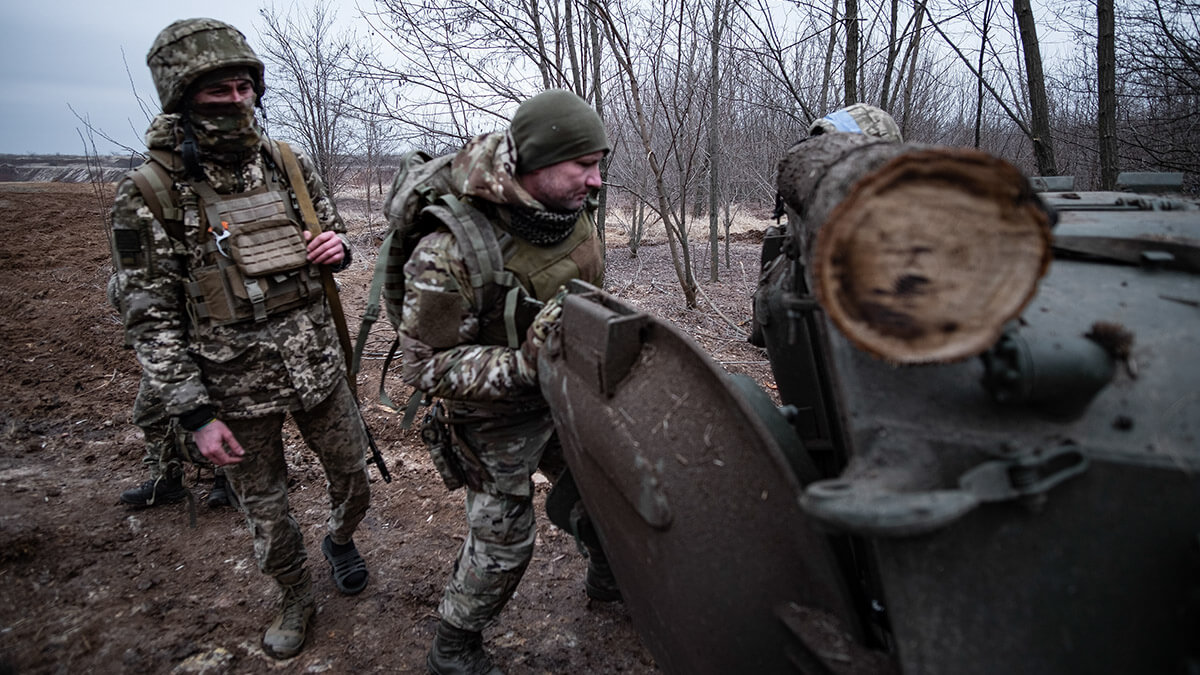 Soldados de infantería de la 22 Brigada Mecanizada trabajan en el frente de Dombás antes de ser desplegados en Sumy - PHOTO/MARÍA SENOVILLA
