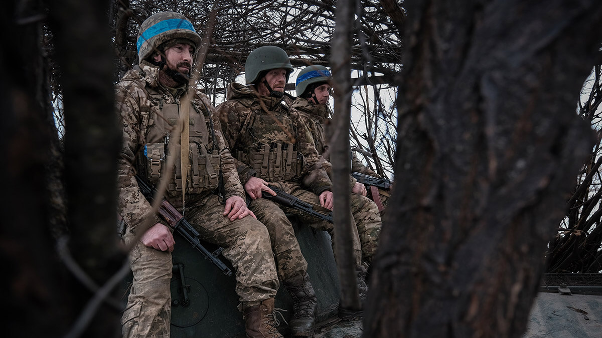 Efectivos de artillería de la 22 Brigada Mecanizada del Ejército de Ucrania descansan junto a su pieza - PHOTO/MARÍA SENOVILLA