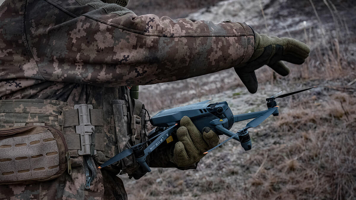 Un soldado ucraniano de la 22 Brigada Mecanizada trabaja con un dron en el frente de combate - PHOTO/MARÍA SENOVILLA
