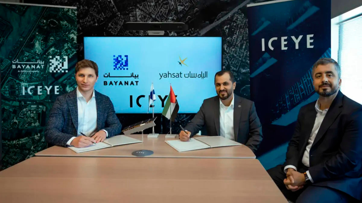 Los altos directivos de las empresas emiratíes Yahsat y Bayanat contrataron los servicios de Iceye en mayo de 2023 para que la compañía finlandesa fabricara su constelación de satélites radar - PHOTO/Bayanat