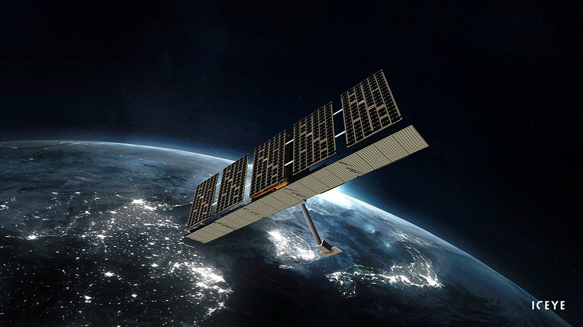 De poco más de un centenar de kilos, los mini satélites de Iceye están posicionados a una altura de entre 560 y 580 kilómetros de la Tierra y disponen de cinco paneles solares para generar energía eléctrica - PHOTO/Iceye