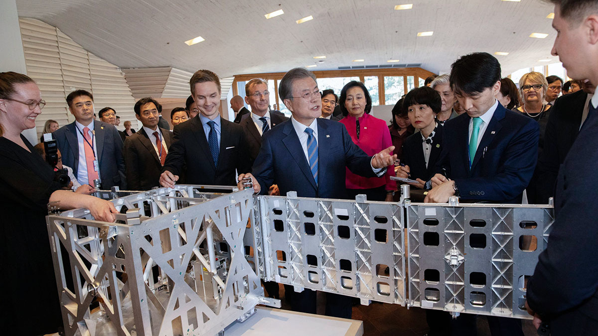 El presidente de la República de Corea (2017-2022), Moon Jae-in, se interesa por la estructura de un satélite Iceye en su visita de Estado a Finlandia en junio de 2019 - PHOTO/Iceye