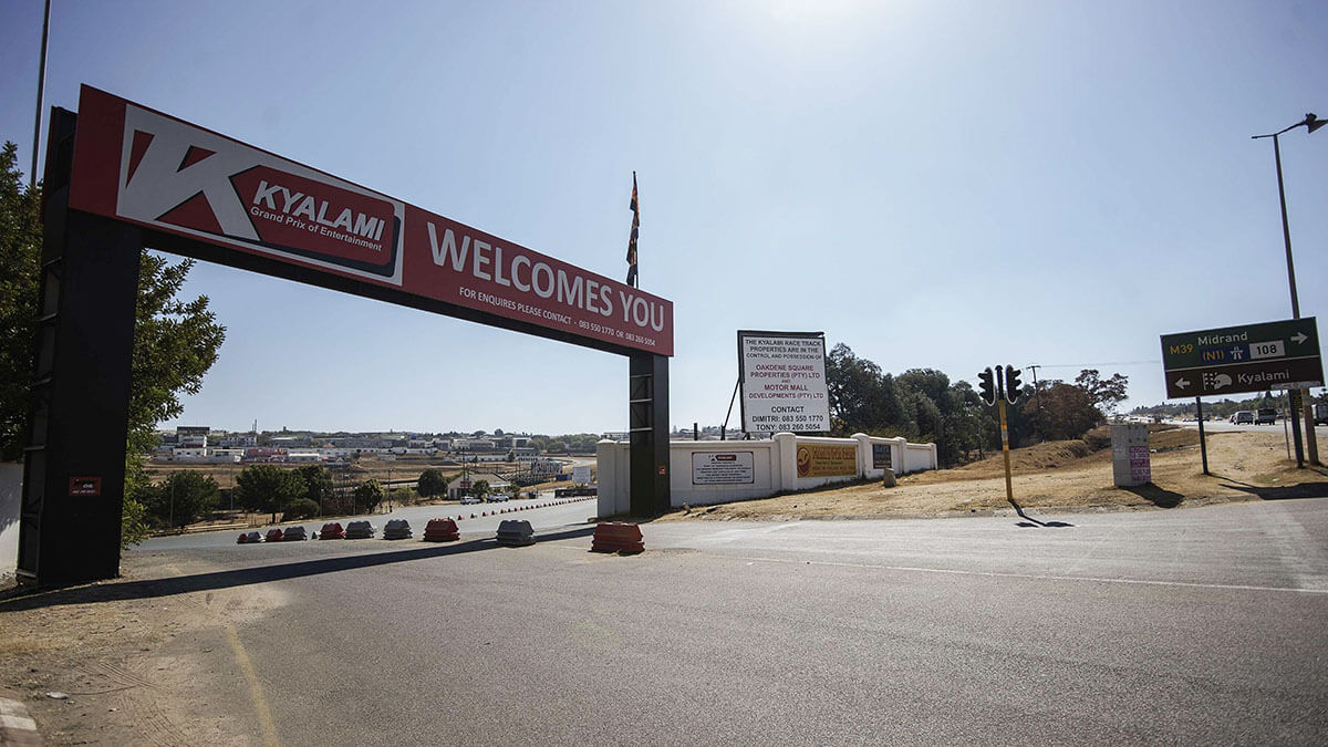 <p>Vista general de la entrada principal del circuito de carreras de Kyalami - AFP/ GIANLUIGI GUERCIA</p>