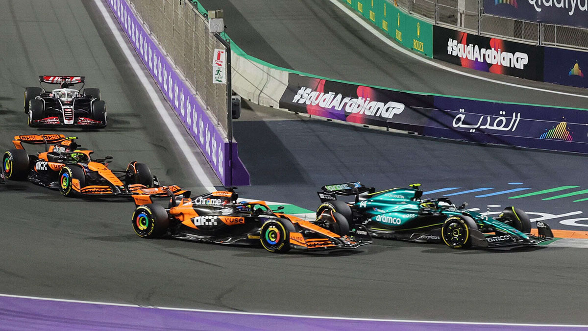 <p>El piloto español Fernando Alonso de Aston Martin conduce por delante del piloto australiano Oscar Piastri (C) de McLaren y el piloto británico Lando Norris de McLaren durante el Gran Premio de Fórmula Uno de Arabia Saudita en el Circuito Corniche de Jeddah el 9 de marzo de 2024 - AFP/GIUSEPPE CACACE</p>