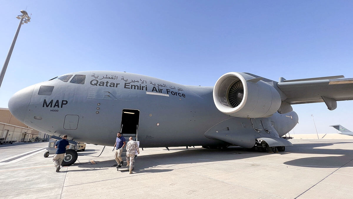 Un avión de carga de la Fuerza Aérea del Emir de Qatar se prepara para entregar ayuda a Sudán, en la base aérea Al Udeid, Doha, Qatar, el 5 de mayo de 2023 - REUTERS/IMAD CREIDI