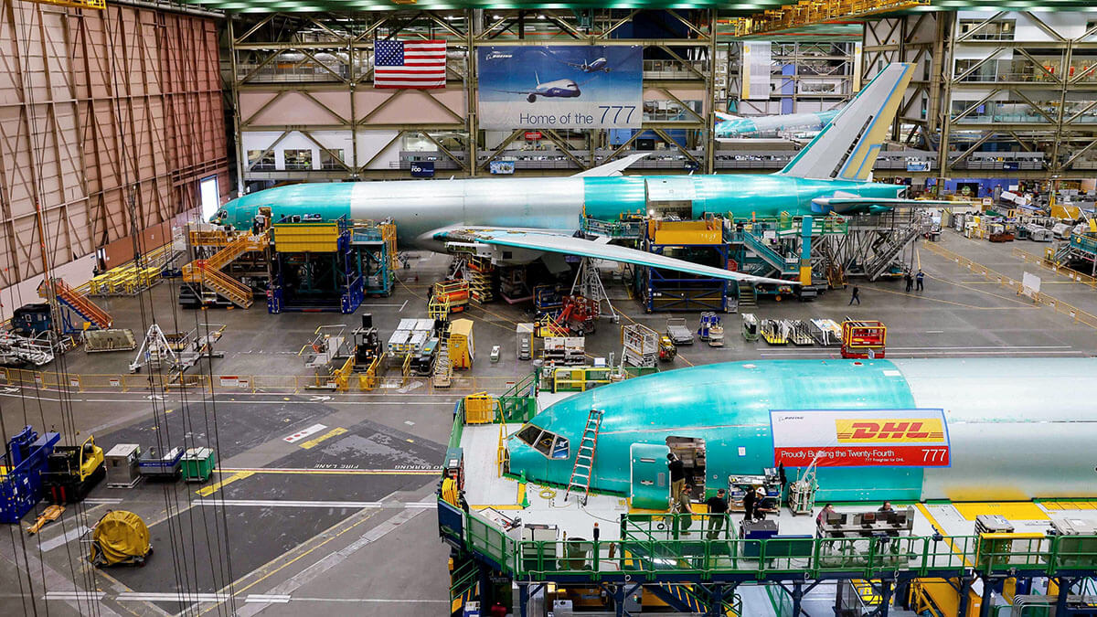 Aviones 777 en producción en la planta de producción de Everett, el 26 de junio de 2024, en Everett, Washington. El 777X, la última encarnación de Boeing de la popular familia 777, ha recibido más de 500 pedidos - AFP/JENNIFER BUCHANAN