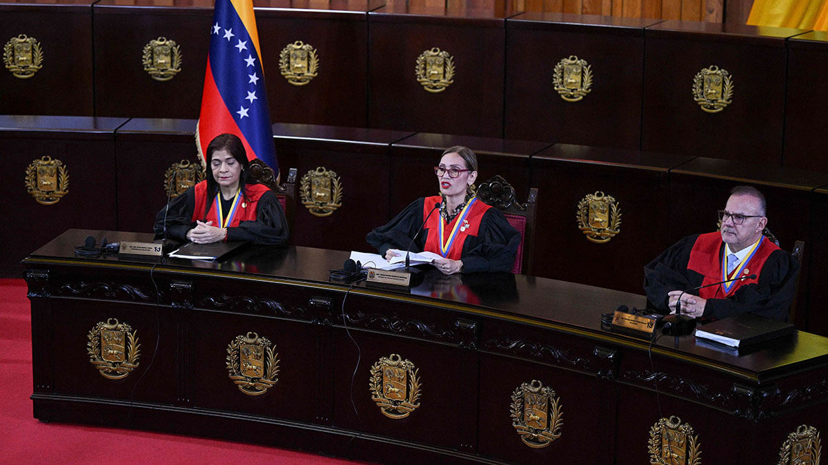 <p>El Tribunal Supremo de Venezuela, que según los observadores es leal al Gobierno del presidente Nicolás Maduro, lo declaró el jueves ganador de las disputadas elecciones del 28 de julio en medio de denuncias de la oposición de un fraude electoral generalizado - AFP/FEDERICO PARRA </p>