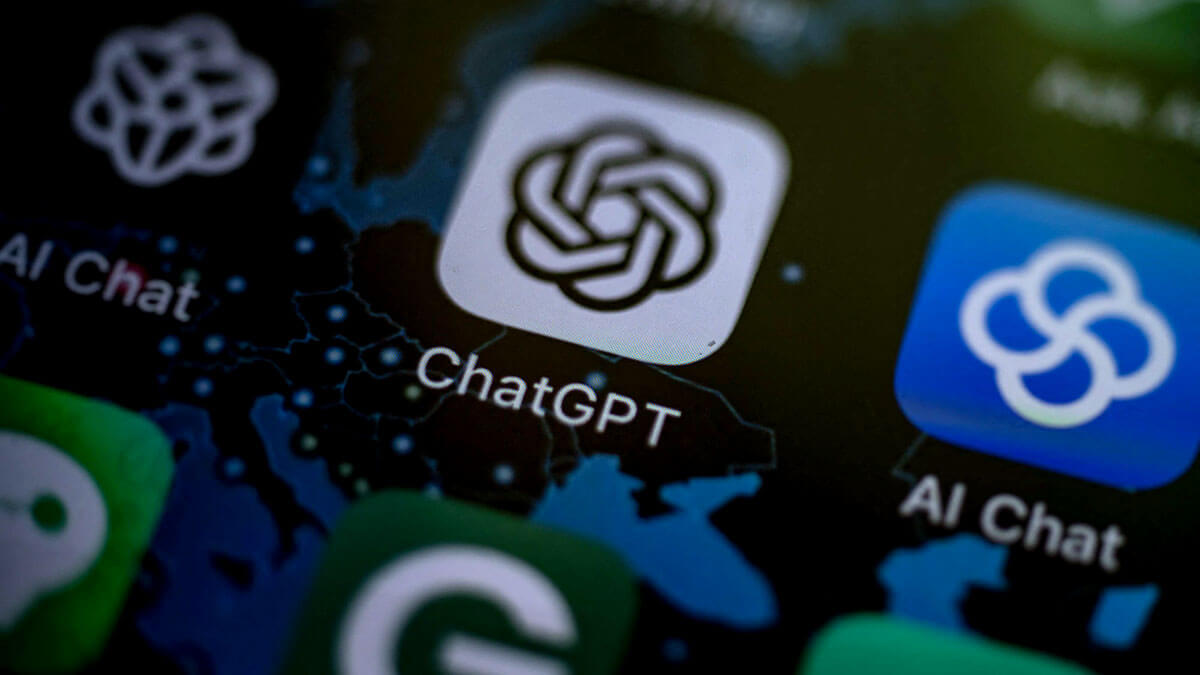 <p>Aplicación para teléfonos inteligentes de IA (inteligencia artificial) ChatGPT rodeada de otras aplicaciones de IA - AFP/ OLIVIER MORIN</p>