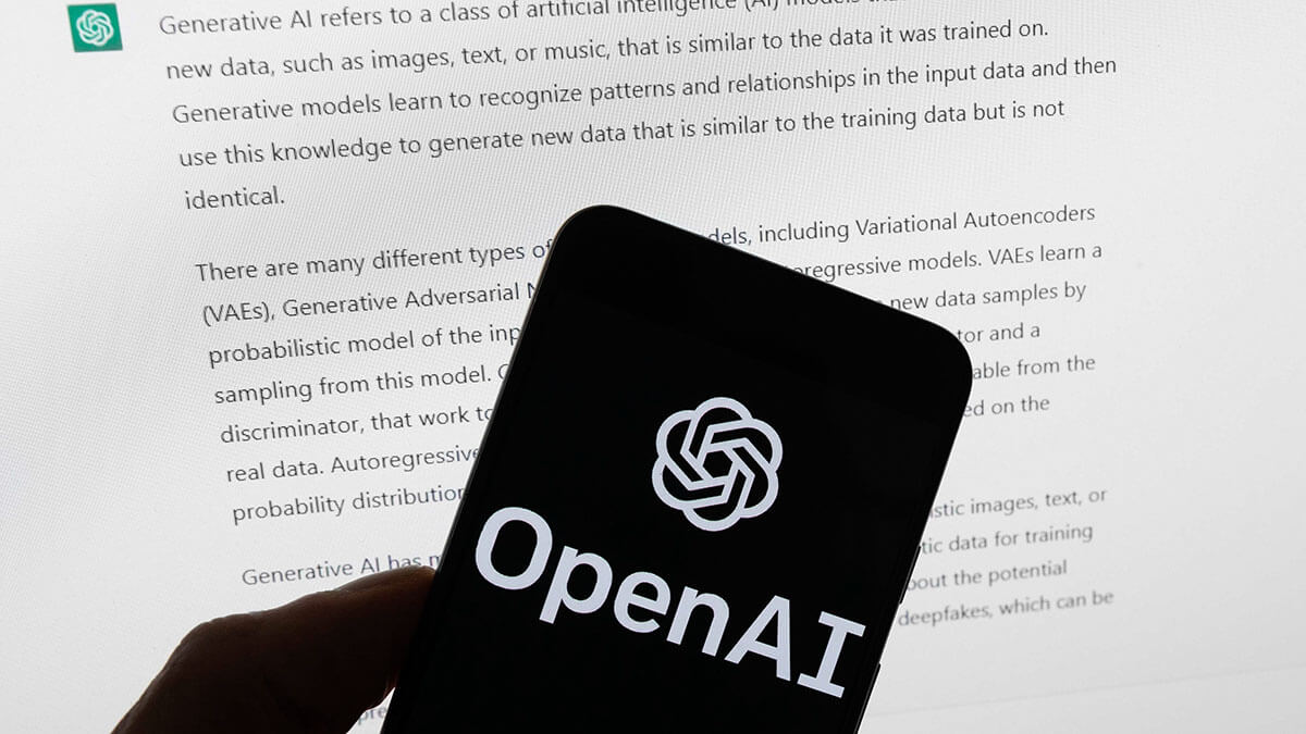 <p>Logotipo de OpenAI se ve en un teléfono móvil frente a una pantalla de computadora que muestra los resultados de ChatGPT - AP/MICHAEL DWYER</p>