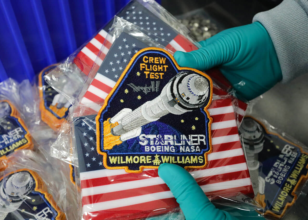 Entre los objetos que Wilmore y Williams han llevado a la ISS hay una importante cantidad de recuerdos de su misión, que a su regreso serán objeto de deseo de los coleccionistas - PHOTO/Boeing 