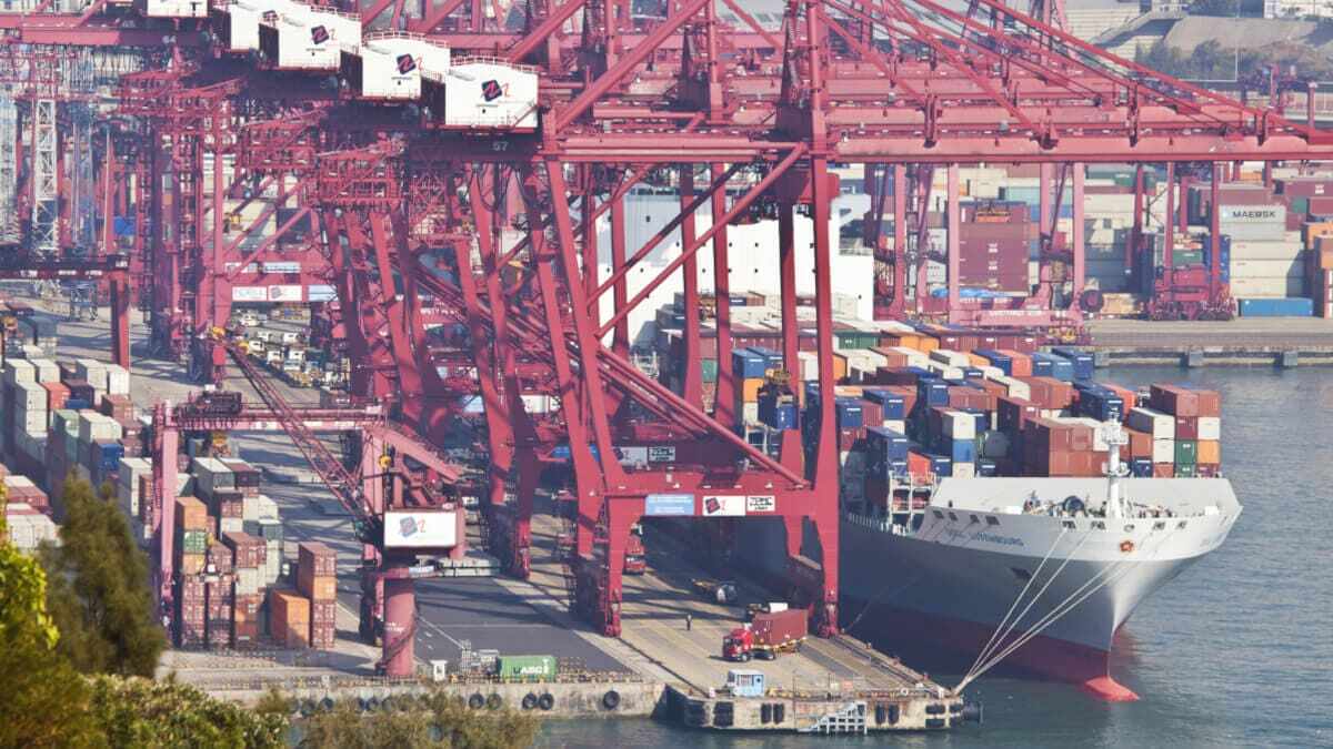 La terminal de mercancías del puerto de Hong Kong es una de las más grandes y concurridas del mundo - <a data-cke-saved-href="https://depositphotos.com/es/?/" href="https://depositphotos.com/es/?/">Depositphotos</a>