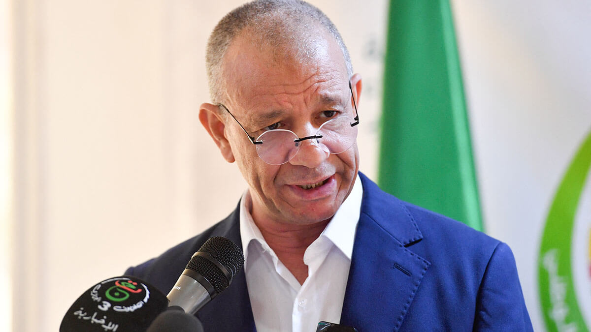 <p>Abdelkader Bengrina, presidente del Movimiento de Construcción Nacional de Argelia, pronuncia un discurso en la sede del partido en Argel - PHOTO/AFP</p>