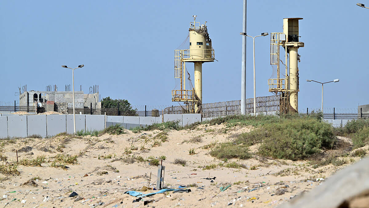 <p>Torres de vigilancia en el lado egipcio de la frontera con la Franja de Gaza - AFP/ GIUSEPPE CACACE</p>