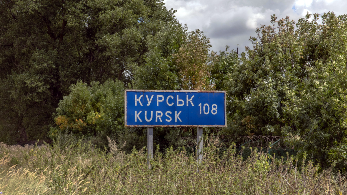 <p>Esta fotografía muestra una señal de tráfico que indica la distancia a la ciudad rusa de Kursk junto al puesto fronterizo destruido con Rusia, en la región de Sumy, el 13 de agosto de 2024, en medio de la invasión rusa de Ucrania - PHOTO/ROMAN PILIPEY / AFP</p>