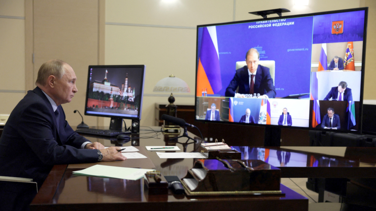 <p>En esta fotografía de grupo distribuida por la agencia estatal rusa Sputnik, el presidente Vladímir Putin preside una reunión sobre la situación en las regiones de Belgorod, Kursk y Briansk tras la invasión de las tropas ucranianas en el curso del conflicto entre Rusia y Ucrania - PHOTO/GAVRIIL GRIGOROV / POOL / AFP</p>