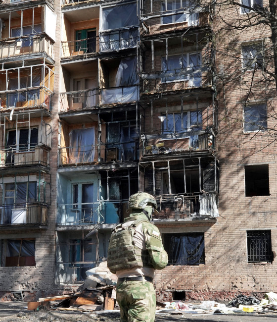 <p>Un voluntario local frente a un edificio dañado por los ataques ucranianos en Kursk el 16 de agosto de 2024, tras la ofensiva ucraniana en la región occidental rusa de Kursk - PHOTO/TATYANA MAKEYEVA / AFP</p>