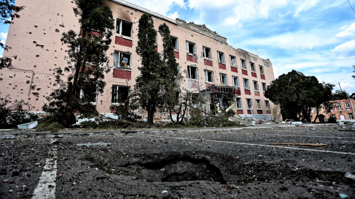 <p>Esta fotografía tomada el 16 de agosto de 2024, durante una gira de medios organizada por Ucrania, muestra un edificio dañado en la ciudad rusa de Sudzha, región de Kursk, controlada por Ucrania, en medio de la invasión rusa en Ucrania - PHOTO/YAN DOBRONOSOV / AFP</p>