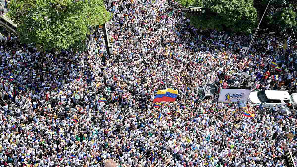 Esta vista aérea muestra a miles de personas asistiendo a una protesta convocada por la oposición para que se reconozca la victoria electoral, en Caracas el 17 de agosto de 2024 - AFP/JUAN BARRETO