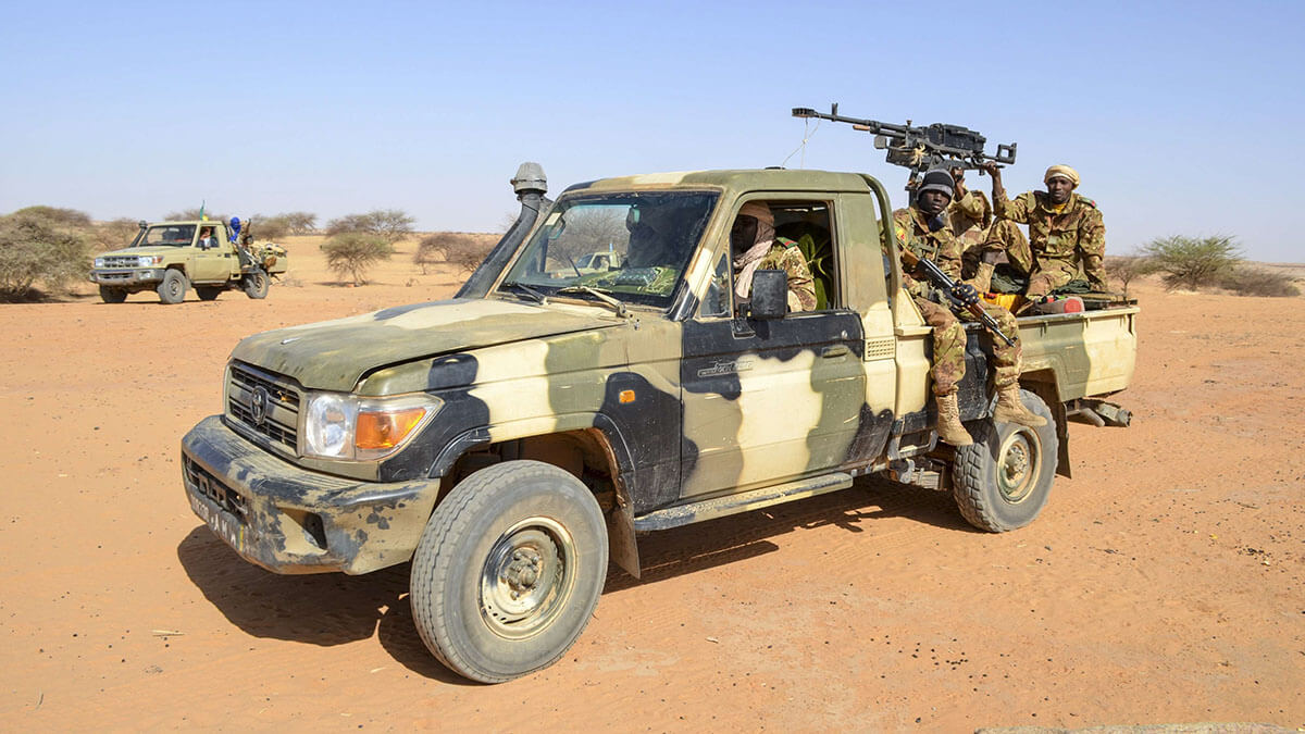 Miembros del Ejército de Mali (FAMA), del grupo progubernamental GATIA (Groupe Autodefense Touareg Imghad et Allies) y del MSA (Mouvement pour le salut de lAzawad) - AFP/ SOULEIMAN AG ANARA