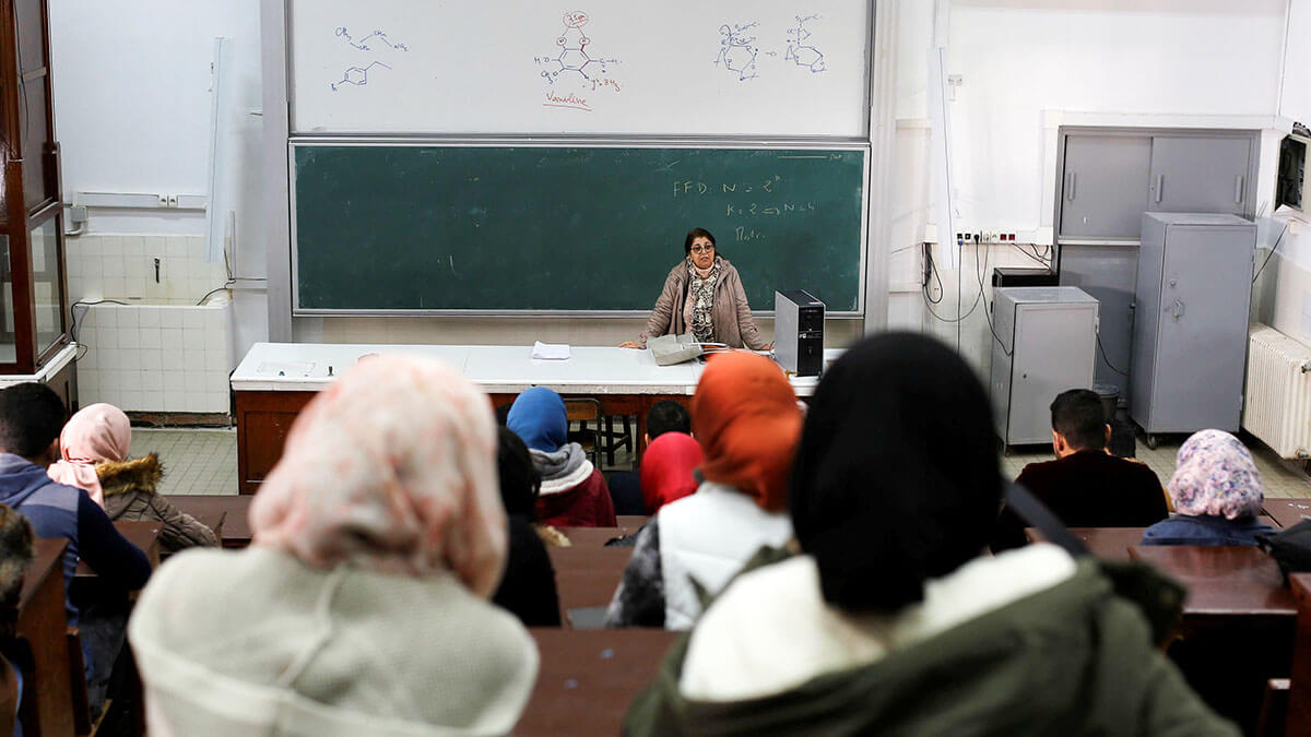 Estudiantes de secundaria escuchan a su profesor en clase en Rabat - REUTERS/YOUSSEF BOUDIA