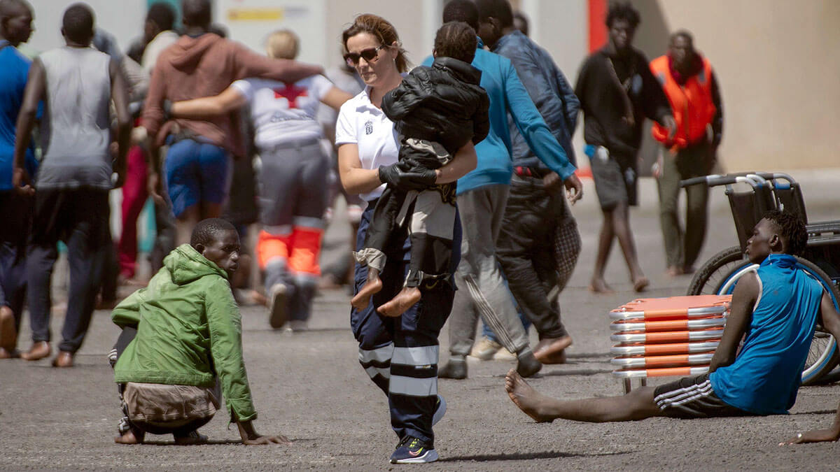 <p>Un miembro de los servicios de emergencia lleva a un niño pequeño, parte de un grupo de 175 personas migrantes que llegaron a bordo de un barco, al puerto de Restinga en la isla canaria de El Hierro el 18 de agosto de 2024 - AFP /ANTONIO SEMPERE</p>