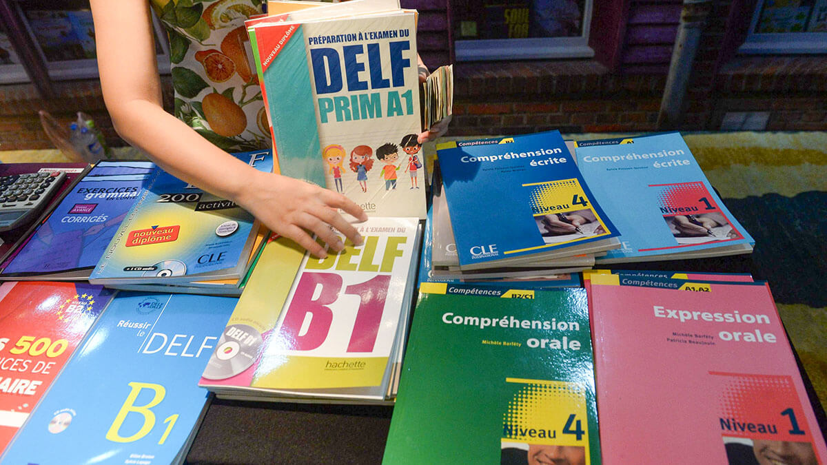 <p>Libros de texto de francés  - AFP/ HOANG DINH NAM</p>
