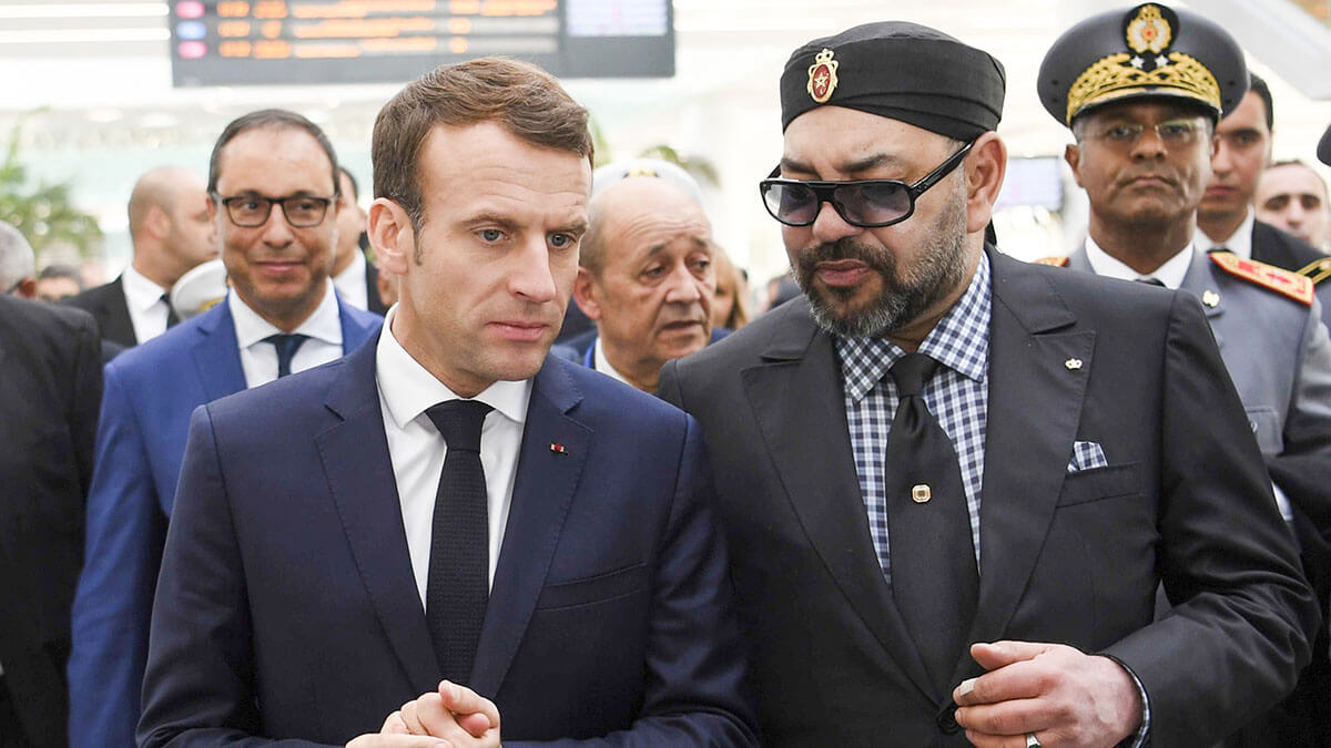 <p>Fotografía, el rey de Marruecos, Mohamed VI, y el presidente francés, Emmanuel Macron, a la izquierda, conversan después de inaugurar una línea de alta velocidad en la estación de trenes de Rabat, Marruecos - AP/CHRISTOPHE ARCHAMBAULT</p>