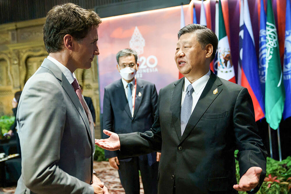 El primer ministro de Canadá, Justin Trudeau, habla con el presidente de China, Xi Jinping, en la Cumbre de Líderes del G20 en Bali, Indonesia, el 16 de noviembre de 2022 - PHOTO/ADAM SCOTT/OFICINA DEL PRIMER MINISTRO via REUTERS