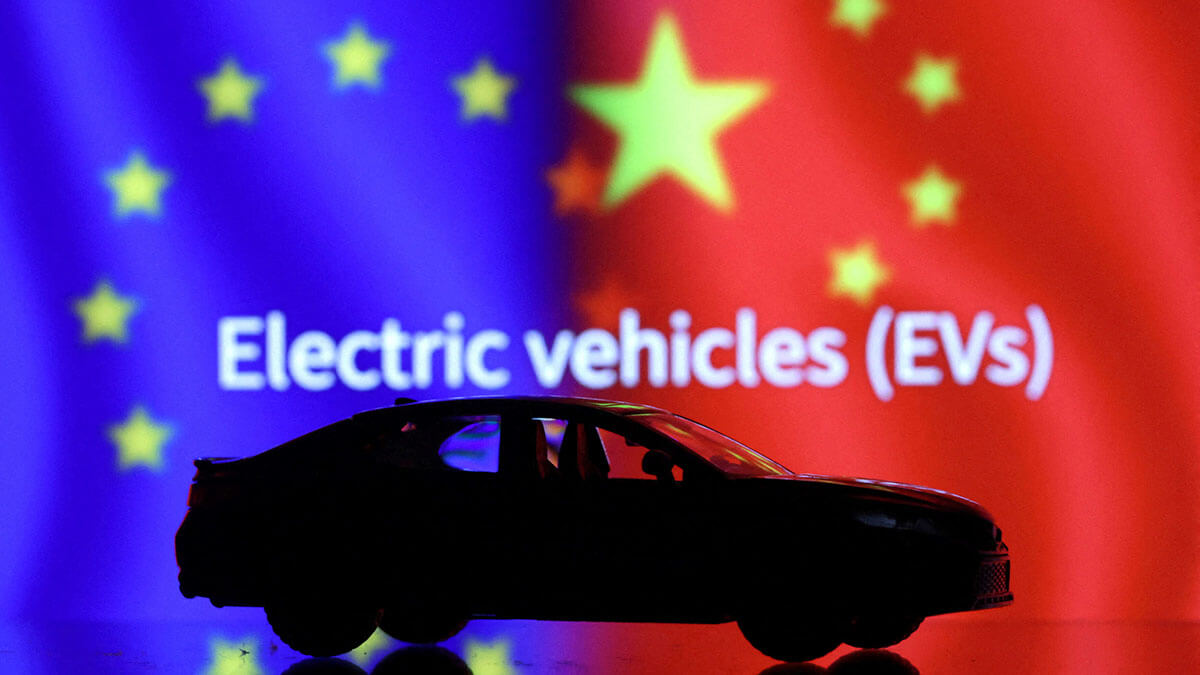 Ilustración de una miniatura de un automóvil, las palabras Vehículos eléctricos (VE) y las banderas de la UE y China - REUTERS/DADO RUVIC
