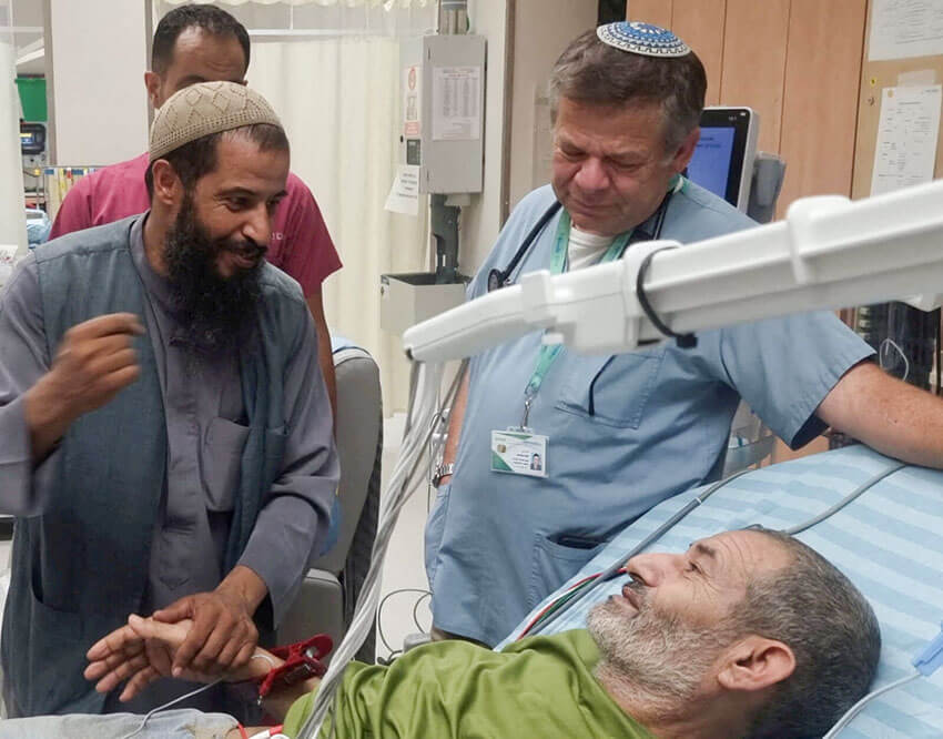 Qaid Farhan Alkadi, un rehén israelí beduino que fue secuestrado en el mortal ataque de Hamas del 7 de octubre, después de ser rescatado por las fuerzas israelíes en el Centro Médico Soroka en Beersheba, Israel, el 27 de agosto de 2024 - REUTERS/CENTRO MÉDICO SOROKA