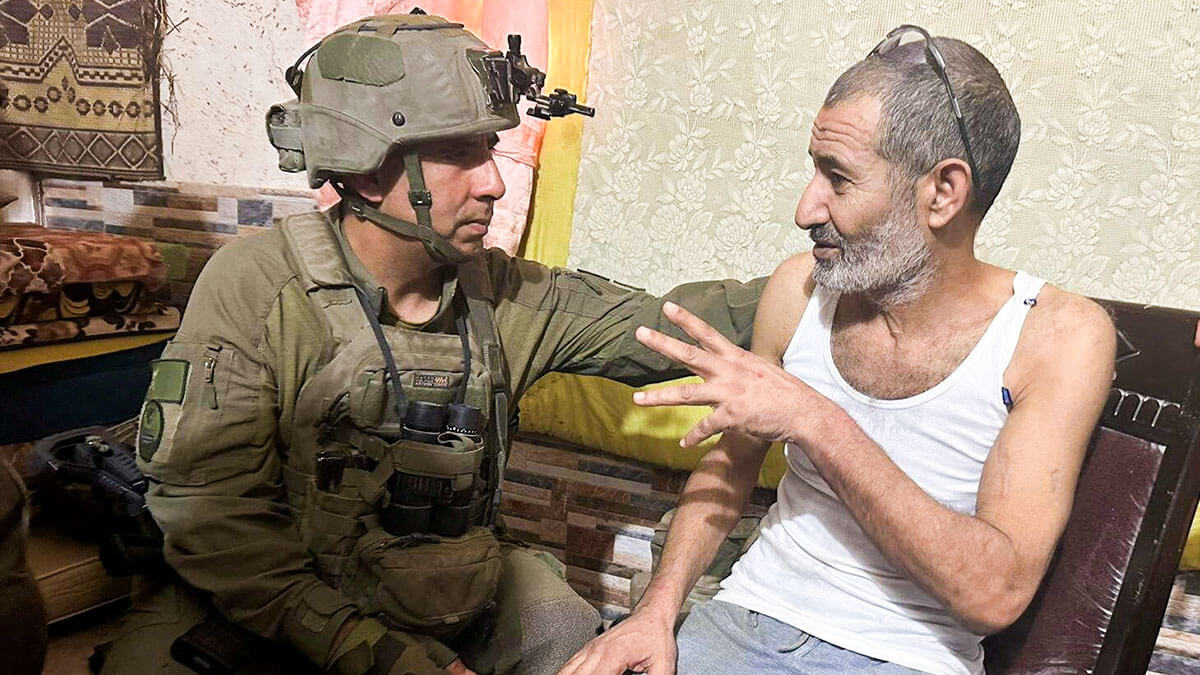 Qaid Farhan Alkadi, un rehén israelí beduino que fue secuestrado durante el mortal ataque del 7 de octubre, habla con un soldado israelí mientras es rescatado por fuerzas israelíes - PHOTO/Fuerzas de Defensa de Israel/A través de REUTERS