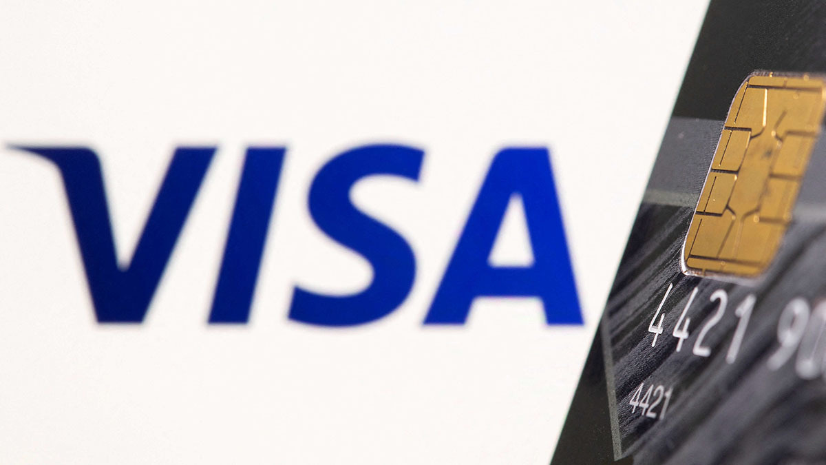 <p>Tarjeta de crédito frente al logotipo de Visa - REUTERS/DADO RUVIC </p>

