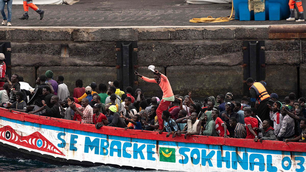 Migrantes africanos, parte de un grupo de 186 migrantes a bordo de dos pateras, llegan a bordo de un cayuco al puerto de La Restinga en la isla canaria de El Hierro el 27 de agosto de 2024 - AFP/ANTONIO SEMPERE