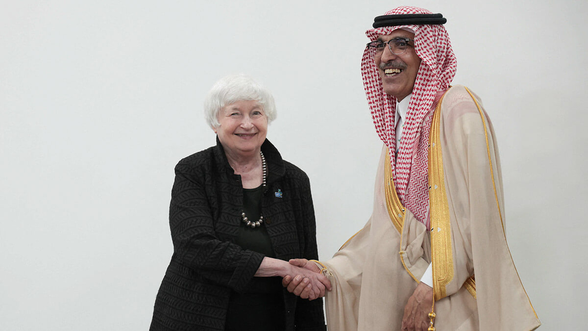 El ministro de Finanzas de Arabia Saudita, Mohammed Al-Jadaan, saluda a la secretaria del Tesoro de Estados Unidos, Janet Yellen, durante la reunión de ministros de Finanzas y gobernadores de bancos centrales del G20, en Sao Paulo, Brasil, el 29 de febrero de 2024 - REUTERS/CARLA CARNIEL