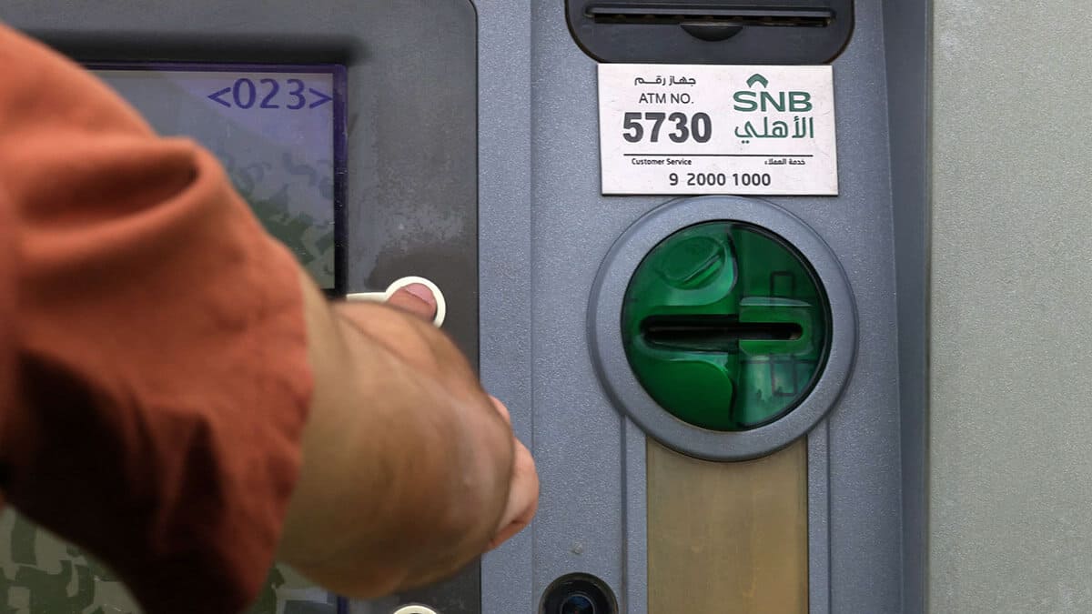 Cajero automático del Banco Nacional Saudí (SNB) en Riad - AFP/FAYEZ NURELDINE