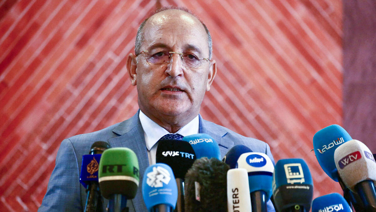 El vicegobernador del Banco Central de Libia, Abdel Fattah Ghaffar, quien fue designado por el Consejo Presidencial con sede en Trípoli como gobernador interino, ofrece una conferencia de prensa en la sede del banco en Trípoli el 27 de agosto de 2024 - PHOTO/AFP