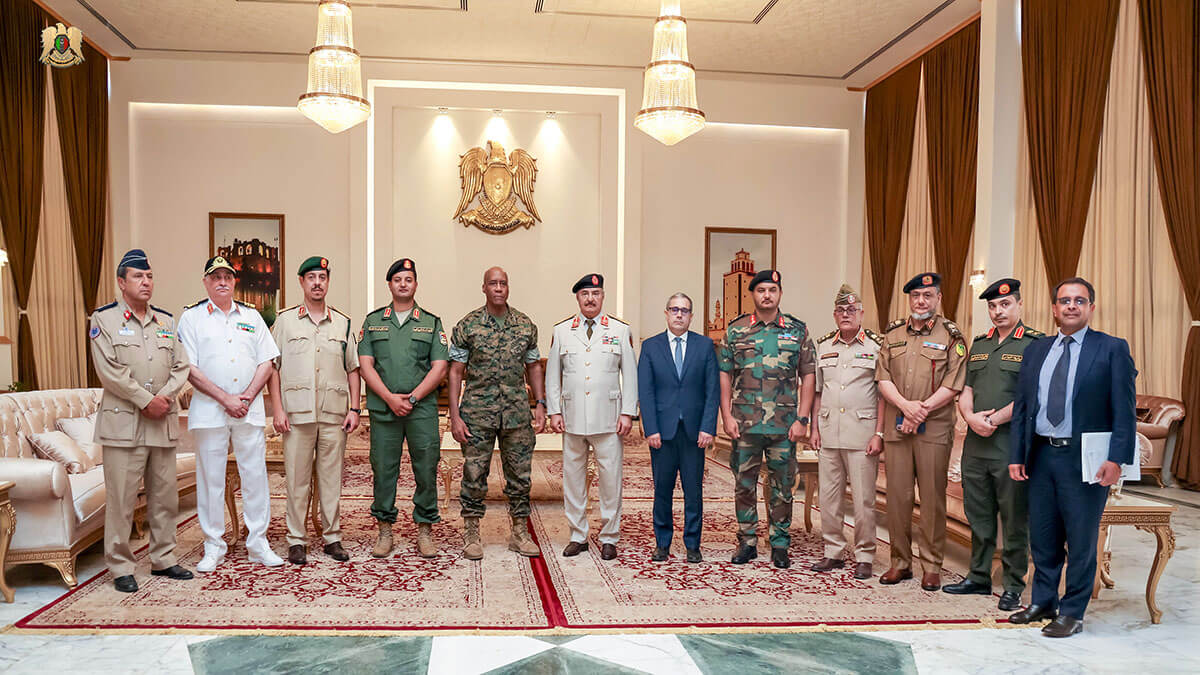 El comandante del Ejército Nacional Libio Khalifa Haftar, el general del Comando África de EE.UU. Michael Langley y el encargado de negocios Jeremy Berndt  - PHOTO/EJÉRCITO NACIONAL LIBIO via REUTERS