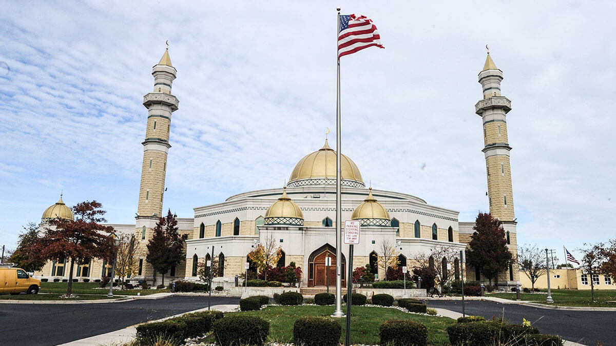 <p>Una bandera nacional estadounidense frente al Centro Islámico de América en Dearborn, Michigan - AFP/ NOVA SAFO</p>