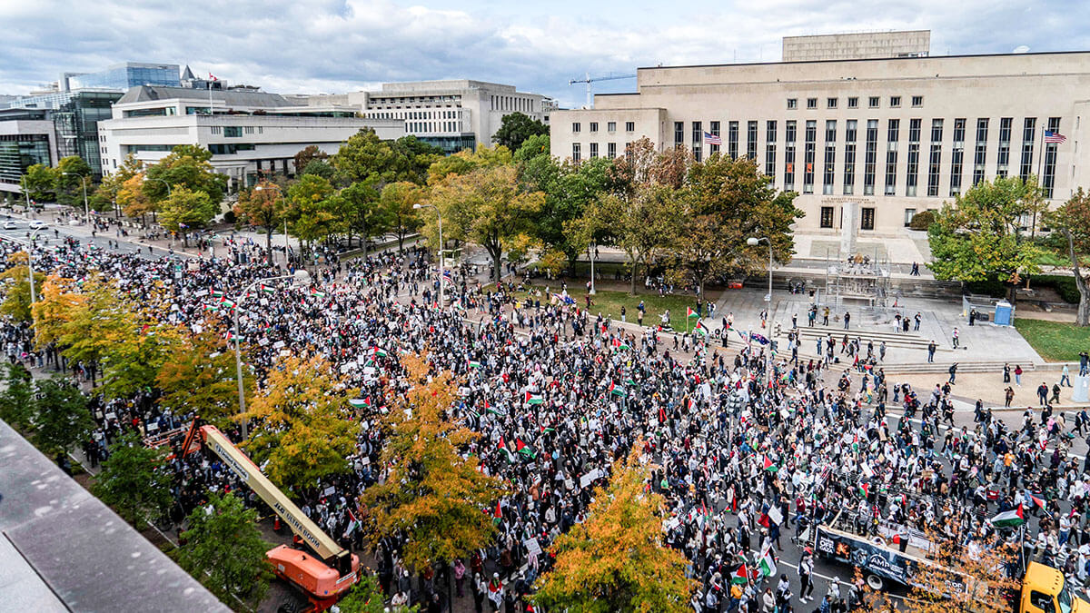 <p>Manifestación organizada por musulmanes estadounidenses por Palestina para pedir un alto el fuego en Gaza marcha por la avenida Pensilvania en Washington, EE.UU., el 21 de octubre de 2023 - REUTERS/BONNIE CASH</p>