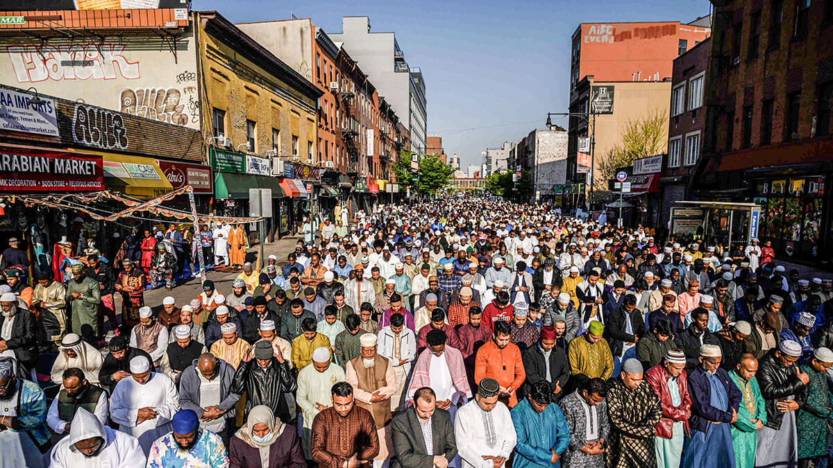 <p>Miembros de la comunidad musulmana asisten a oraciones fuera de la mezquita Masjid At Taqwa durante las celebraciones del Eid al-Fitr en el distrito de Brooklyn de la ciudad de Nueva York - AFP/ ED JONES</p>