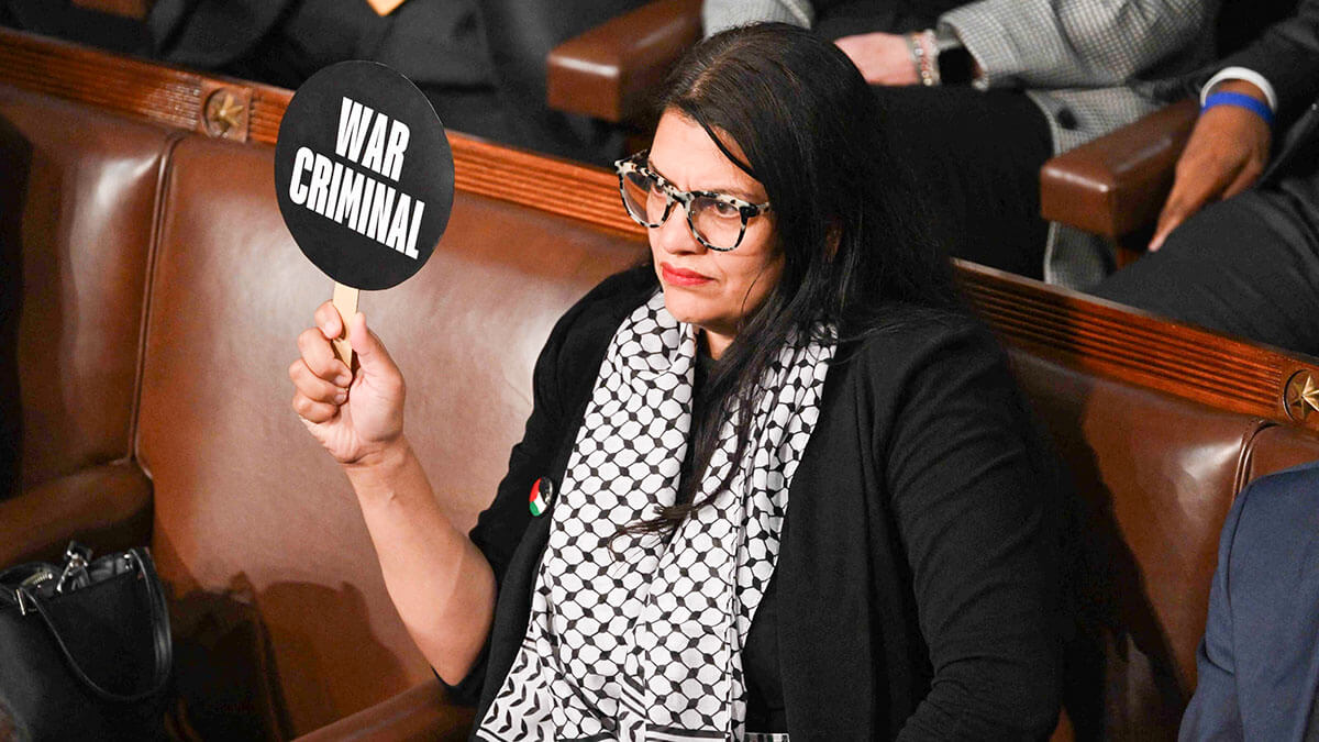 <p>La representante estadounidense Rashida Tlaib, demócrata por Michigan, protesta durante el discurso del primer ministro israelí, Benjamin Netanyahu, en una reunión conjunta del Congreso en el Capitolio de los Estados Unidos el 24 de julio de 2024, en Washington, DC - AFP/ SAUL LOEB</p>