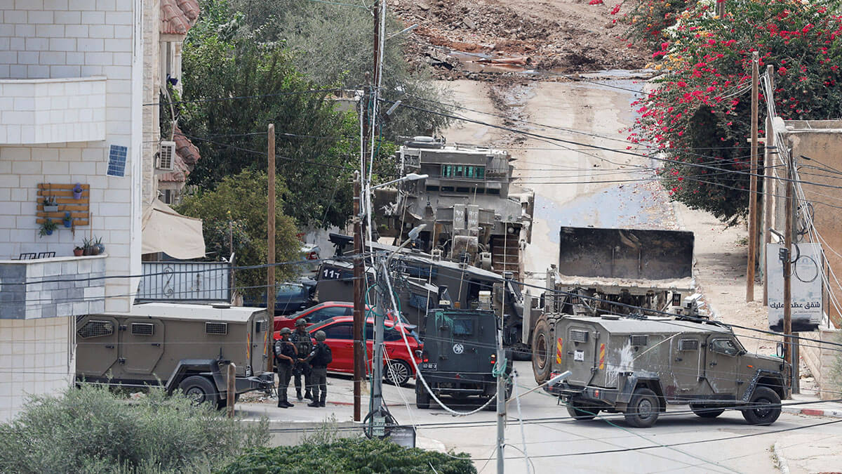 <p>Vehículos militares israelíes participan en una redada en Jenin, en Cisjordania ocupada por Israel, el 28 de agosto de 2024 - REUTERS/RANEEN SAWAFT </p>