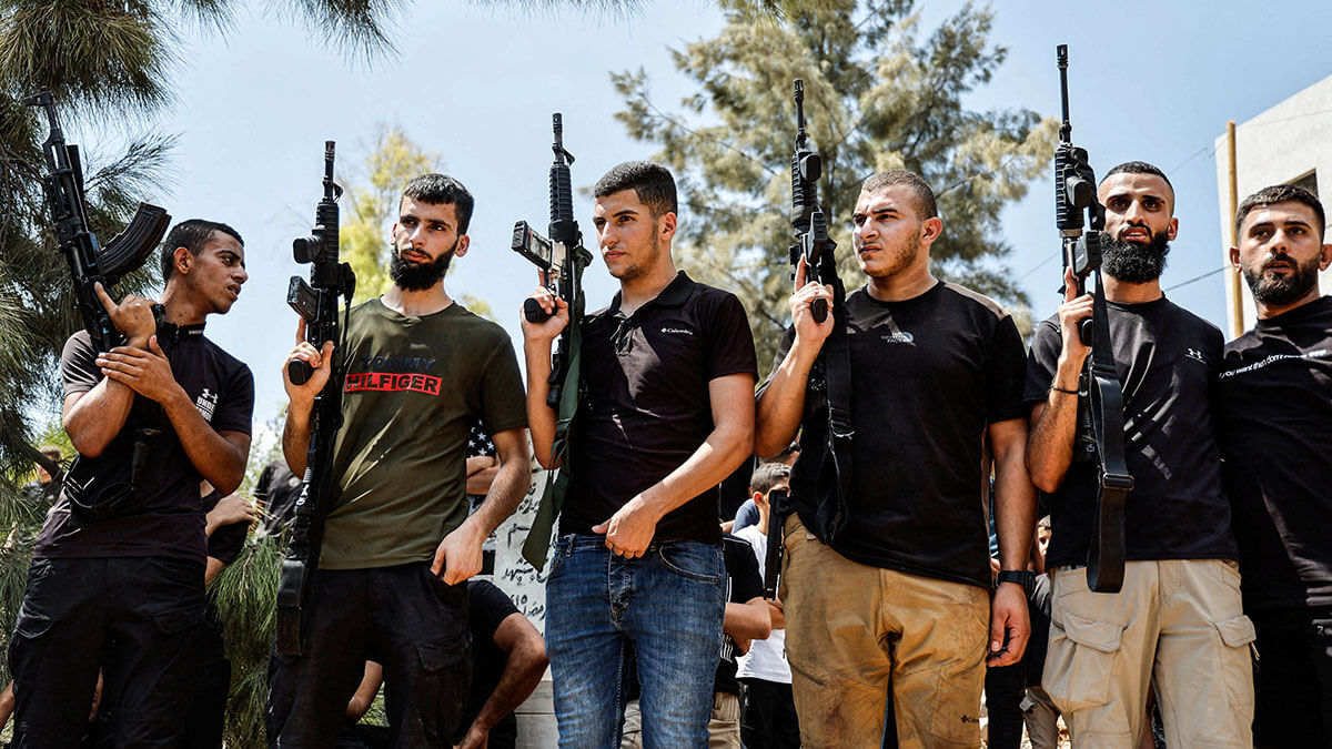 <p>Hombres armados palestinos durante el funeral de cuatro palestinos muertos en un ataque aéreo israelí en el campamento de Al-Faraa, cerca de Tubas, en Cisjordania ocupada por Israel, el 29 de agosto de 2024 - REUTERS/RANEEN SAWAFT </p>