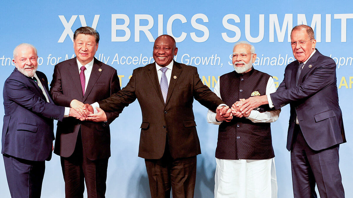 <p>El presidente de Brasil, Luiz Inácio Lula da Silva, el presidente de China, Xi Jinping, el presidente sudafricano, Cyril Ramaphosa, el primer ministro de la India, Narendra Modi, y el ministro de Relaciones Exteriores de Rusia, Sergei Lavrov, posan para una foto familiar de los BRICS durante la Cumbre BRICS de 2023 en el Centro de Convenciones Sandton en Johannesburgo, Sudáfrica, el 23 de agosto de 2023 - REUTERS/ GIANLUIGI GUERCIA</p>