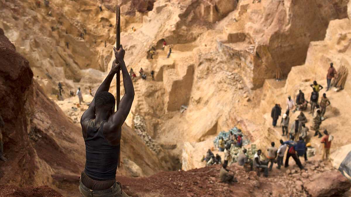 <p>Buscadores de oro trabajan en una mina a cielo abierto en la mina de oro Ndassima, cerca de Djoubissi al norte de Bambari - REUTERS/SIEGFRIED MODOLA</p>
